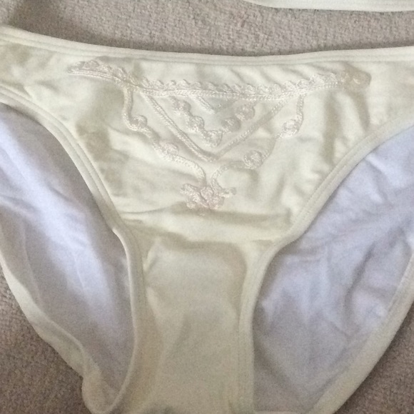 Cream bikini - Picture 3 of 8